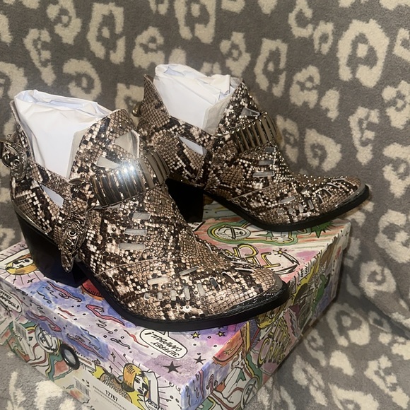 Jeffrey Campbell Calhoun Cutout Booties in Taupe Multi Snake New & Never Worn π - Picture 9 of 17